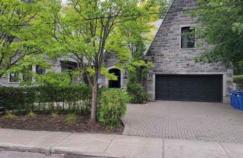 Cartierville Villa | Amazing 8BR Suites Waterview House & SPA