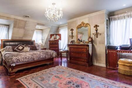 Cartierville Villa | Amazing 8BR Suites Waterview House & SPA