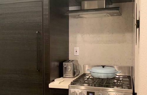 Ocean Park Condo | Amazing Any Stay dates Santa Monica Floor to Ceiling Newly Remodeled Condo