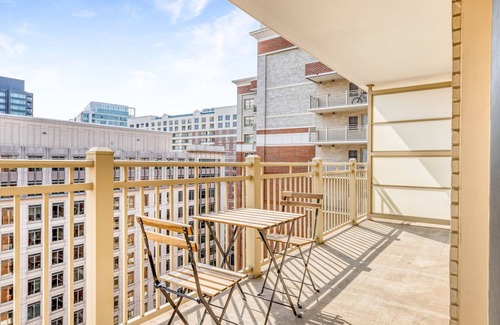 Ballston Apartment | Amazing Ballston 1BR w/Concierge, W/D & Pool, near Metro, by Blueground