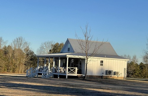 South Carolina Lakes & Blackwater Rivers Cabin | Amazing Barn Lodge on 100 ac Farm, minutes into fun Aiken. Dog & Horse friendly!