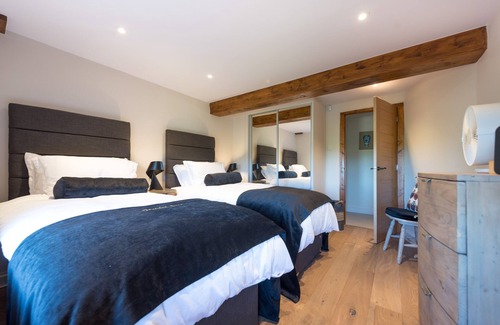 Irstead House | Amazing Barn with Snooker Room, Gym and Bar