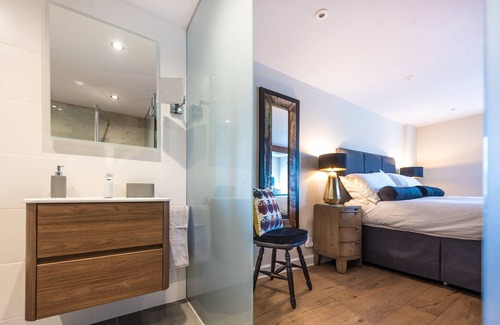 Irstead House | Amazing Barn with Snooker Room, Gym and Bar