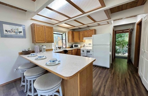Allyn-Grapeview Cabin | Amazing beach house! Fire pit, grill, TV and games!