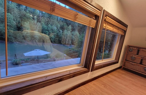 Castle Rock House | Amazing Beach & Waterfront in 2-bedroom Cottage on Toutle River Castle Rock Wa