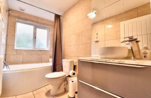 Heybridge House | Amazing Beautiful King Size Bedroom 1 - Heybridge Maldon