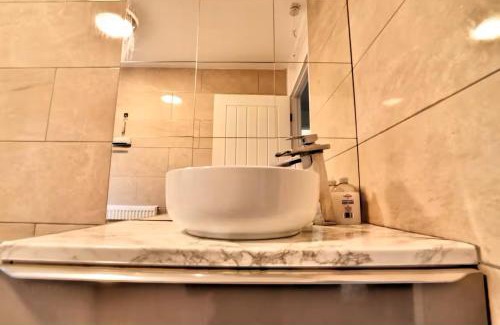 Heybridge House | Amazing Beautiful King Size Bedroom 1 - Heybridge Maldon