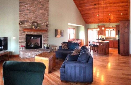 Elizabeth Cabin | Amazing Cabin Overlooking Hells Branch Valley