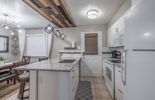 Leon Valley House | Amazing & Comfortable B&B, Rustic & Inviting Feel, NEW BIG A/C Unit and more