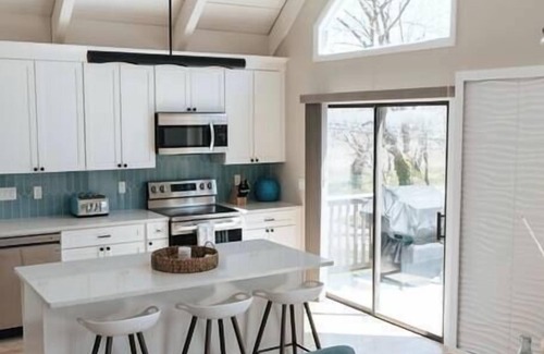 Middletown House | Amazing compound! Wedding stays! Gatherings! Newport! Beach!