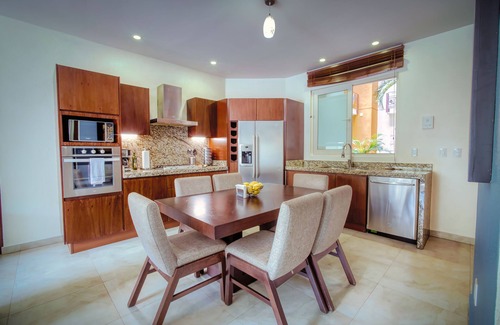 Emiliano Zapata Condo | Amazing Condo in the Romantic Zone - Near Beach, Restos, Entertainment, Shopping