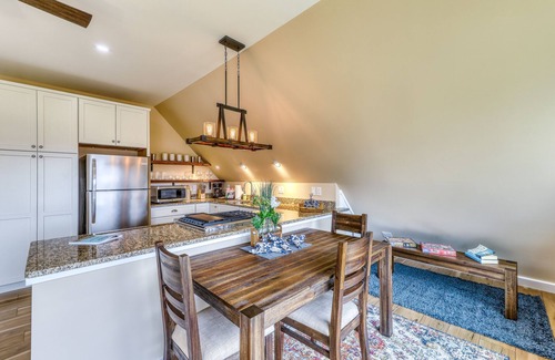 Bethlehem Condo | Amazing condo on apple orchard with deck, full kitchen, and great mountain views