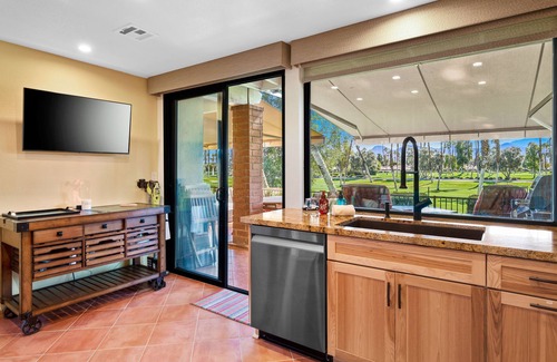 Palm Desert Condo | AMAZING CONDO ON GOLF COURSE w/golf privileges on private course w/golf cart!