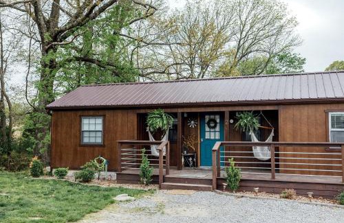 Marion House | Amazing Cozy Cabin with Fireplace in Marion, Illinois