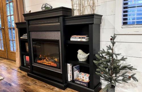 Marion House | Amazing Cozy Cabin with Fireplace in Marion, Illinois