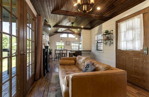 Marion House | Amazing Cozy Cabin with Fireplace in Marion, Illinois