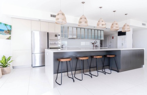 Currimundi Apartment | Amazing Currimundi Lakefront Ocean Penthouse