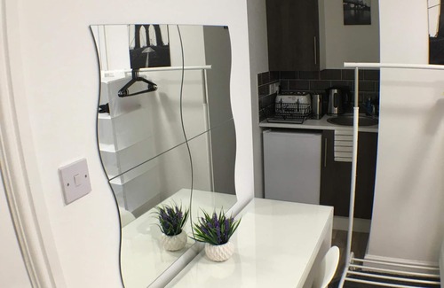 Dudley Apartment | Amazing En-suite Rooms - centre location
