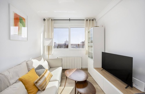 Cornella de Llobregat Apartment | Amazing and bright 3-bedroom home, nestled in the charming town of Cornellà de Llobregat, just a short 20-minute journey from the vibrant city of Barcelona.