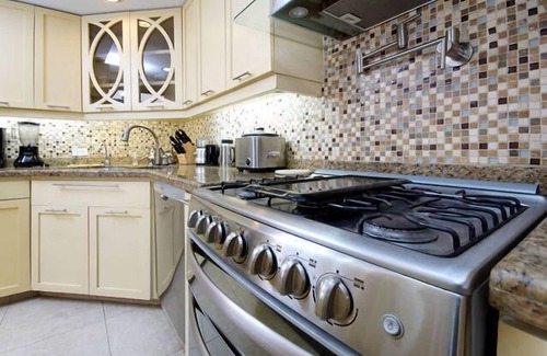 Cali House | amazing experience in our luxurious house, Breakfast , maid on site! Etc.