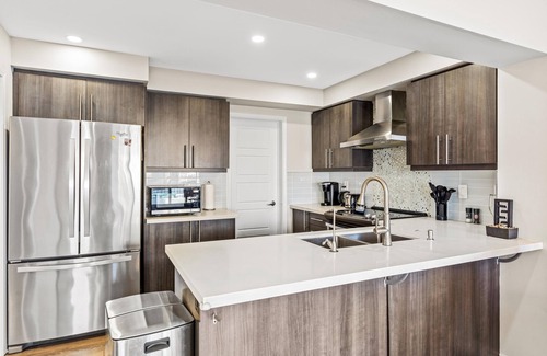 Brampton House | Amazing Family House in Brampton ~ Theatre ~ Gym