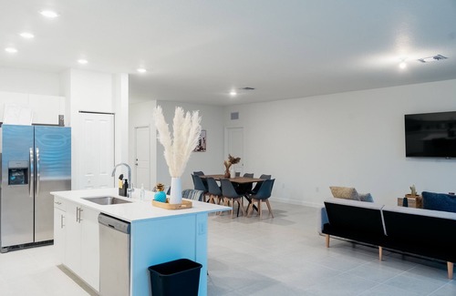 Richmond West House | Amazing Family 🏡 with PRIVATE POOL!