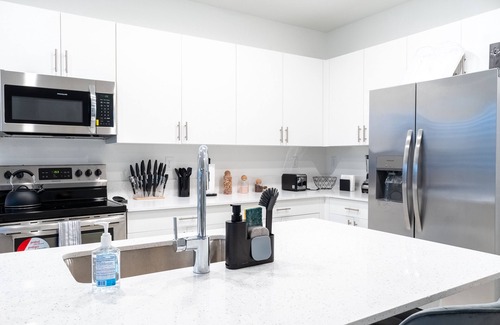 Richmond West House | Amazing Family 🏡 with PRIVATE POOL!
