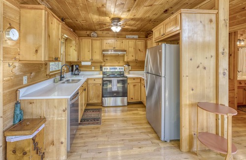 Blue Ridge House | Amazing Foliage Views + Mountain View + Hot Tub + Fire Pit + Wrap-around Deck