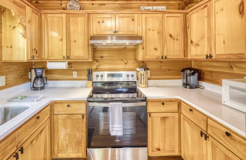 Blue Ridge House | Amazing Foliage Views + Mountain View + Hot Tub + Fire Pit + Wrap-around Deck