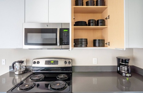 Foster City Apartment | Amazing Foster City 2BR w/Gym, Pool, W/D, near highways, by Blueground