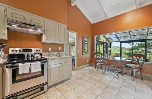 Sonoma House | Amazing Get-Away! Enjoy the Views! Relax on Deck or by Pool. Minutes to Plaza.n