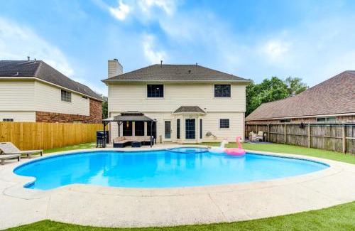 Katy House | Amazing Getaway Home - 4 Bedrooms 2,5 Baths - West Houston, Katy, Richmond - Huge Pool, Mini-Golf, PingPong, Billards, BBQ, Katy Asian Town, Typhoon Waterpark, King Bed