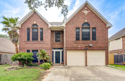 Katy House | Amazing Getaway Home - 4 Bedrooms 2,5 Baths - West Houston, Katy, Richmond - Huge Pool, Mini-Golf, PingPong, Billards, BBQ, Katy Asian Town, Typhoon Waterpark, King Bed