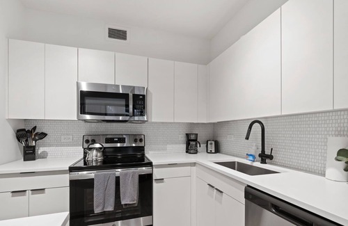 Rush and Division Apartment | ☀️Amazing Gold Coast Apt w/ Rooftop Pool & Gym☀️
