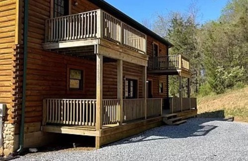 Luray Cabin | Amazing Grace log cabin home with 3 bedrooms, WiFi and AC in breathtaking Luray
