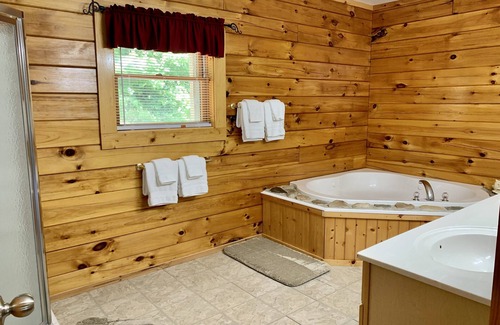 Luray Cabin | Amazing Grace only minutes to town and local attractions