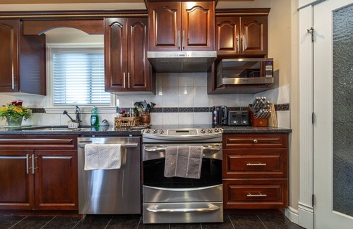 Southeast Edmonton House | Amazing Group Stay★King Beds ★2837 SQ FT★Baby Friendly★ A/C ★Free parking