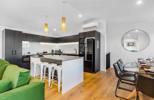 Queenstown House | Amazing Hillside Townhouse with Spa