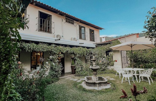 Antigua Guatemala House | Amazing Historic Spanish House with AC, WIFI Cable and an amazing Courtyard.