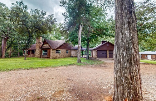 Bellville House | Amazing Home & Guest House on 14 Acres - Vineyards, Pond & Trails