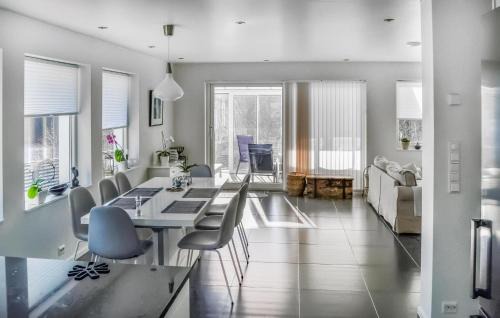 Lillesand House | Amazing Home In Brekkestø With Wifi