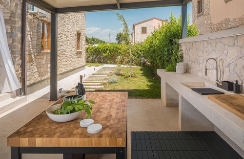 Cabrunici House | Amazing home in Cabrunici with jacuzzi