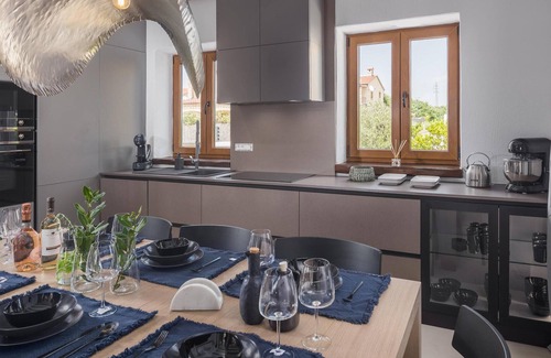 Cabrunici House | Amazing home in Cabrunici with jacuzzi