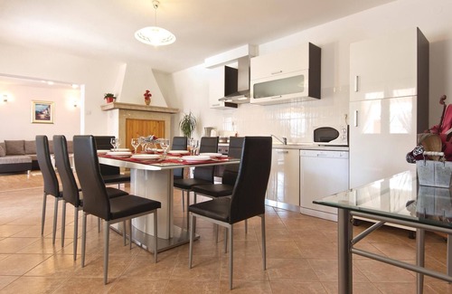 Melnica House | Amazing home in Frkeci with WiFi
