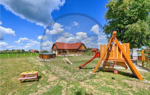 Vrbovec House | Amazing Home In Lonjica With Wifi
