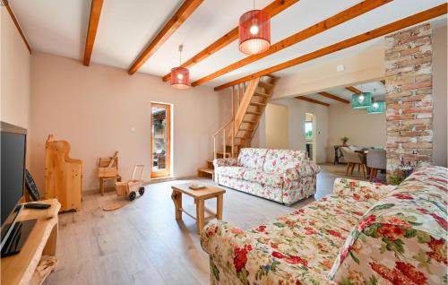 Vrbovec House | Amazing Home In Lonjica With Wifi