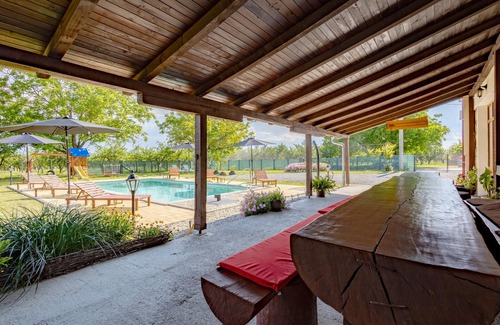 Velika House | Amazing home in Oljasi with sauna
