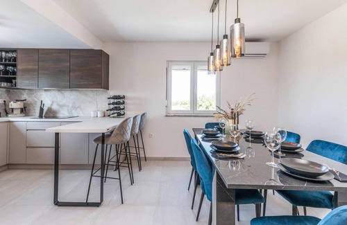 Tinj House | Amazing home in Tinj with kitchen