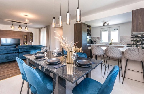 Tinj House | Amazing home in Tinj with kitchen