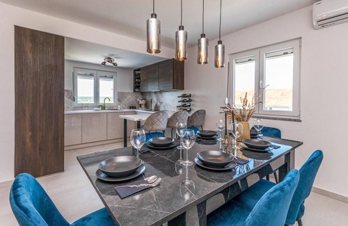 Tinj House | Amazing home in Tinj with kitchen